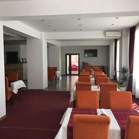 Pensiunea Otopeni Hotel Екстериор снимка