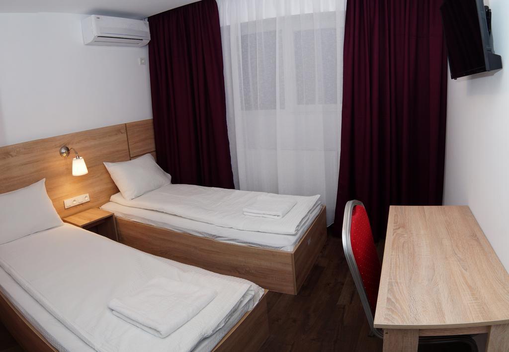 Pensiunea Otopeni Hotel Екстериор снимка